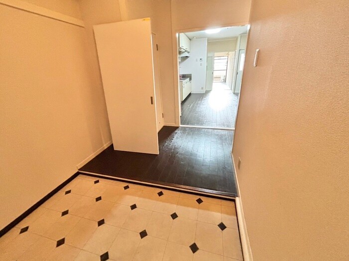 物件内観写真5　(玄関)