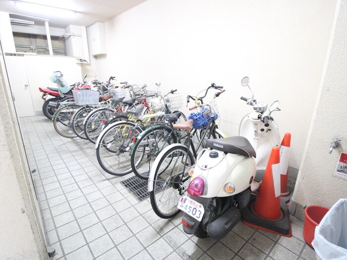 物件外観写真4　(駐輪場)