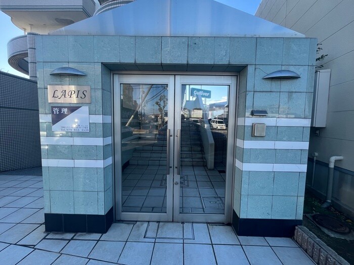 物件外観写真2　(エントランス部分)