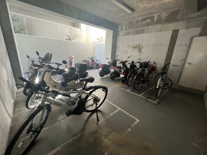 物件外観写真4　(駐輪場)