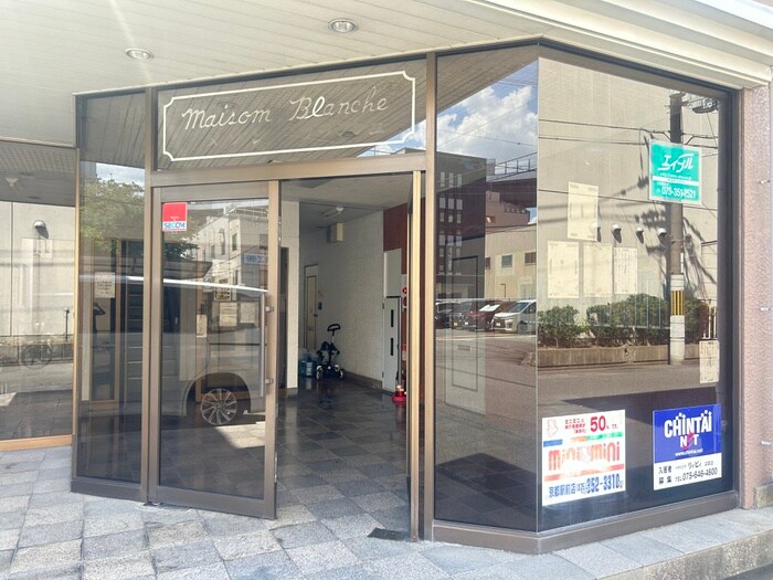 物件外観写真2　(エントランス部分)