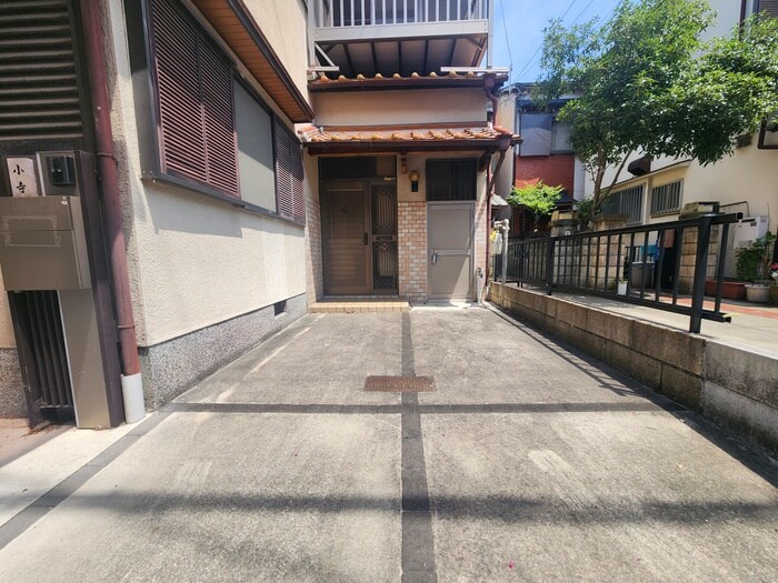 物件外観写真2　(駐車場)