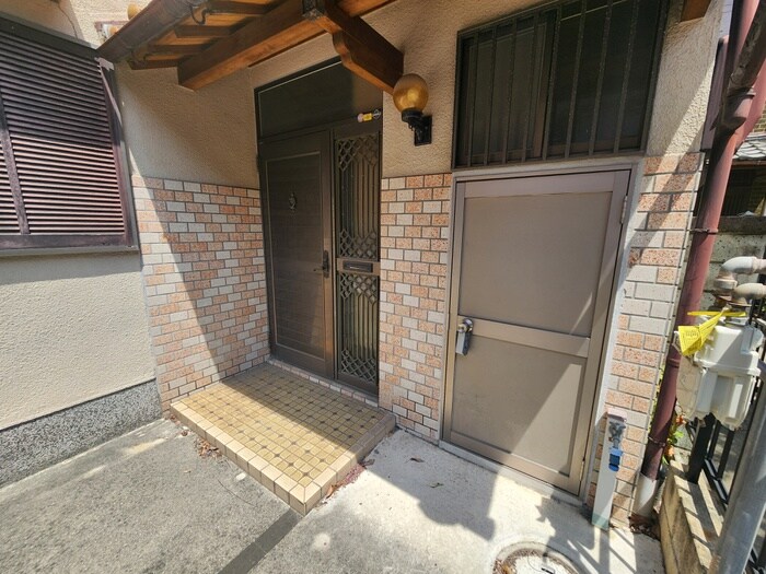 物件外観写真4　(エントランス部分)