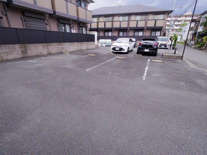 物件外観写真5　(駐車場)