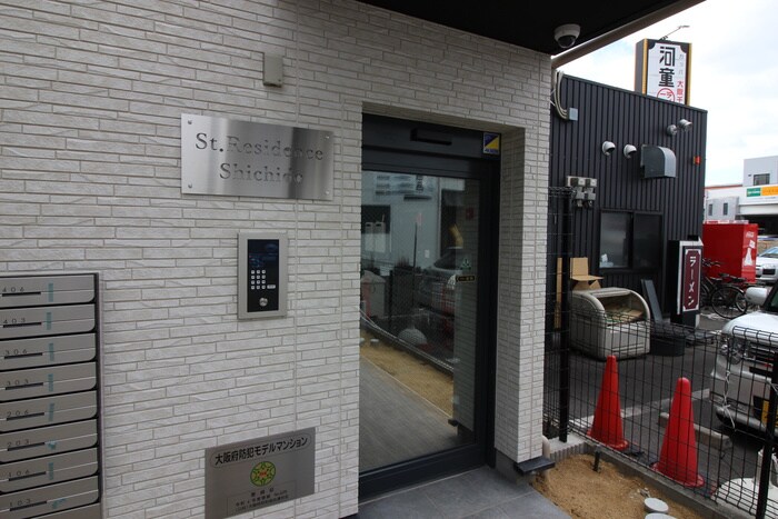 物件外観写真3　(エントランス部分)