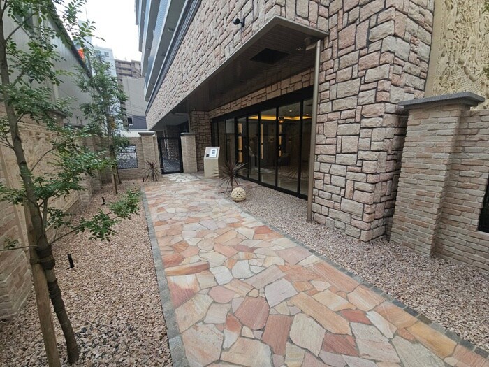 物件外観写真2　(エントランス部分)