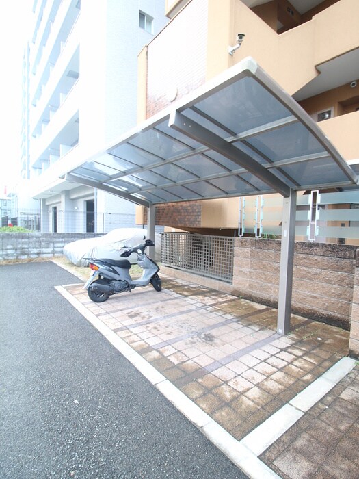 物件外観写真4　(バイク置き場)