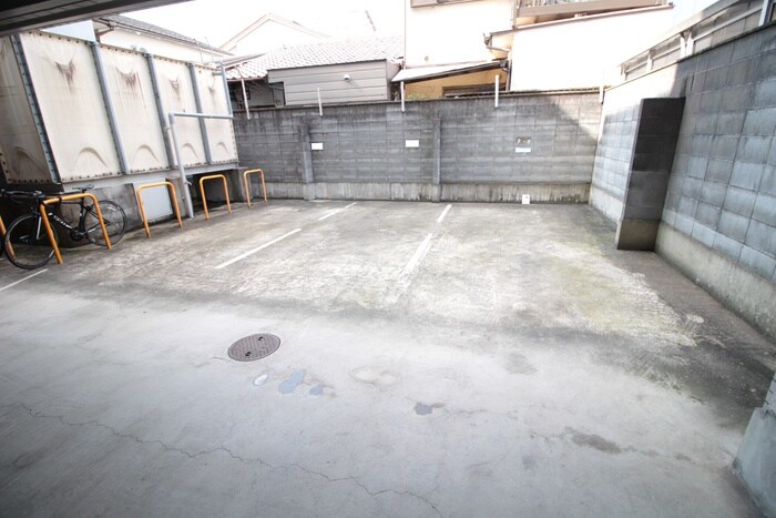 物件外観写真3　(駐車場)