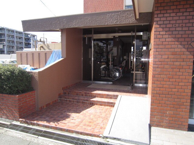 物件外観写真2　(エントランス部分)