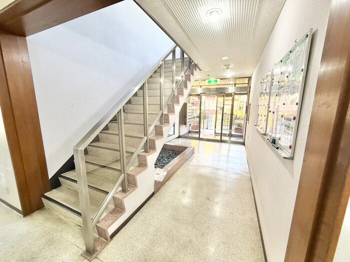 物件外観写真4　(エントランス部分)