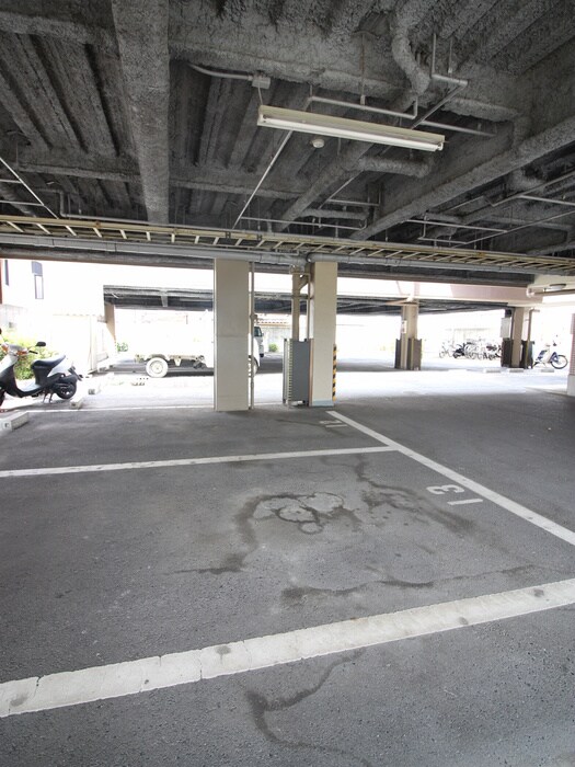 物件外観写真5　(駐車場)