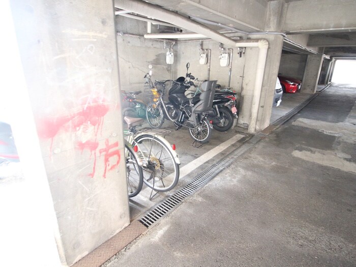 物件外観写真3　(バイク置き場)