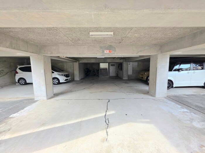 物件外観写真3　(駐車場)