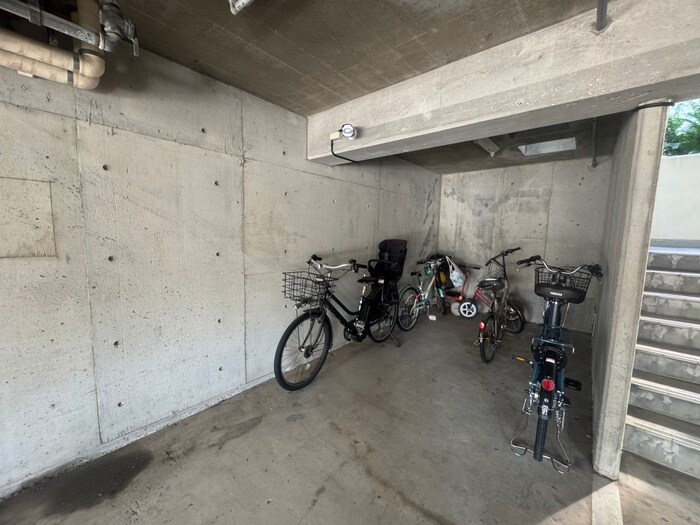 物件外観写真5　(駐輪場)