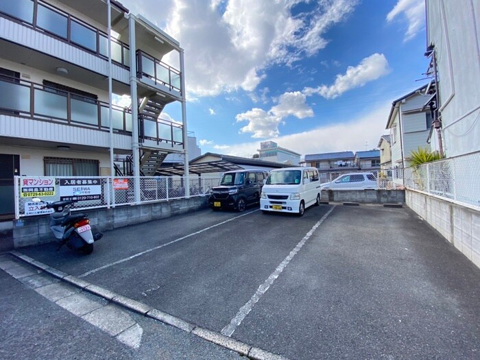 物件外観写真5　(駐車場)