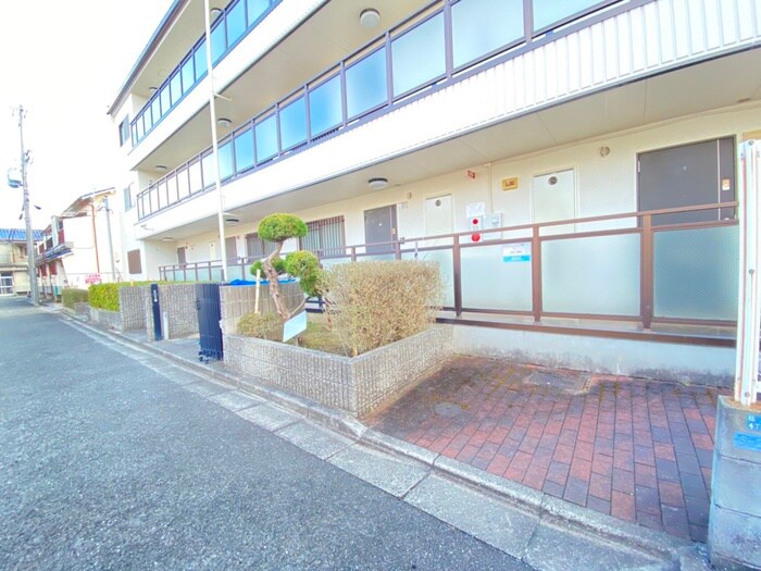 物件外観写真6　(エントランス部分)