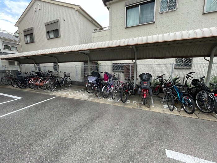 物件外観写真4　(駐輪場)