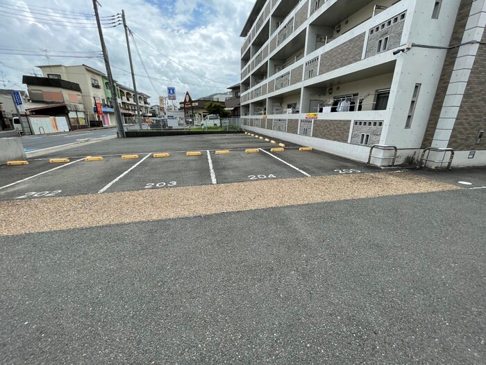 物件外観写真5　(駐車場)