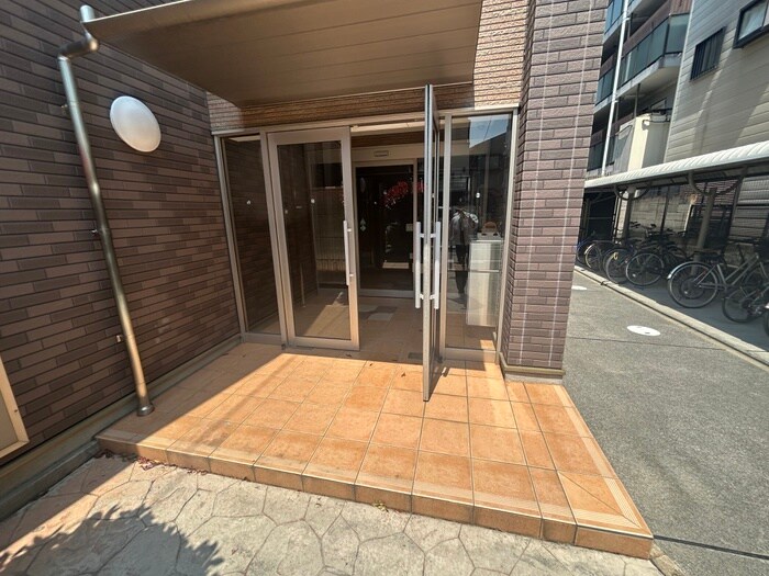 物件外観写真2　(エントランス部分)
