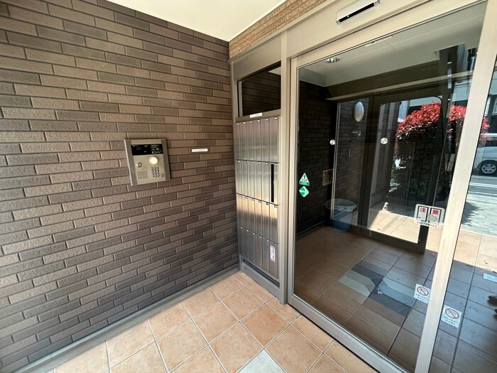 物件外観写真3　(エントランス部分)