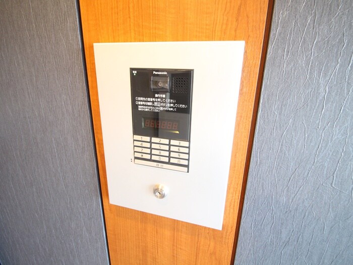 物件外観写真6　(エントランス部分)