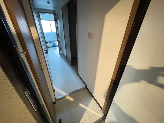 物件内観写真4　(玄関)