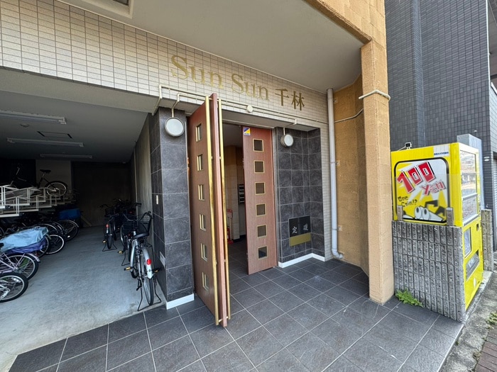 物件外観写真2　(エントランス部分)