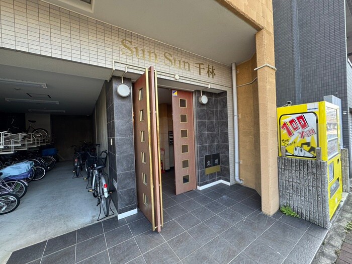 物件外観写真2　(エントランス部分)