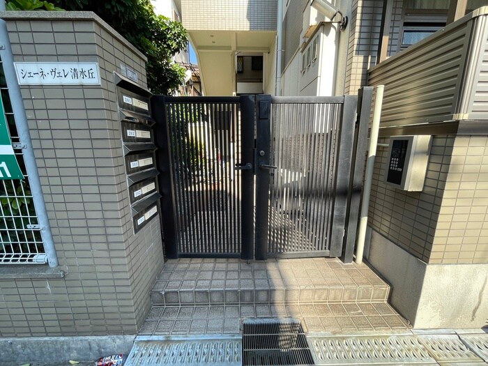 物件外観写真2　(エントランス部分)