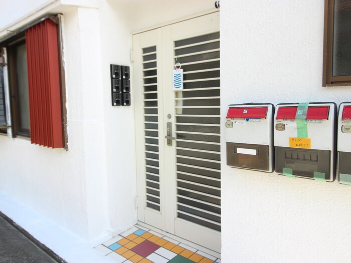 物件外観写真2　(エントランス部分)