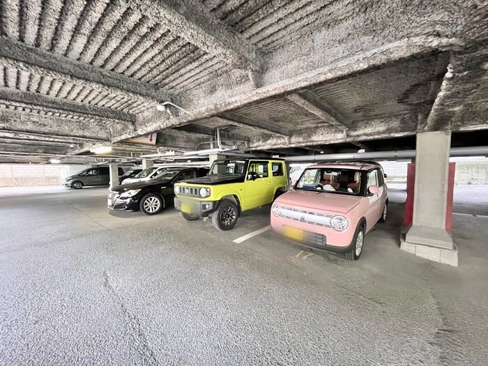 物件外観写真3　(駐車場)