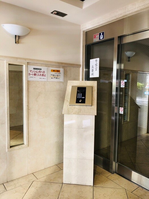 物件外観写真6　(エントランス部分)