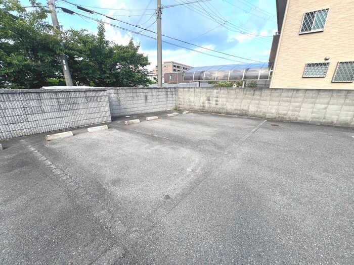 物件外観写真4　(駐車場)