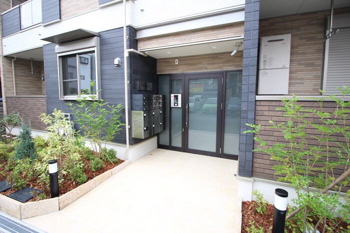 物件外観写真3　(エントランス部分)