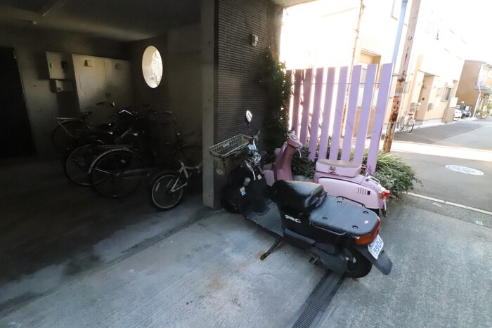 物件外観写真5　(バイク置き場)