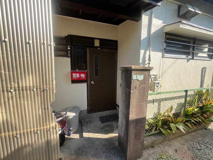 物件外観写真3　(エントランス部分)