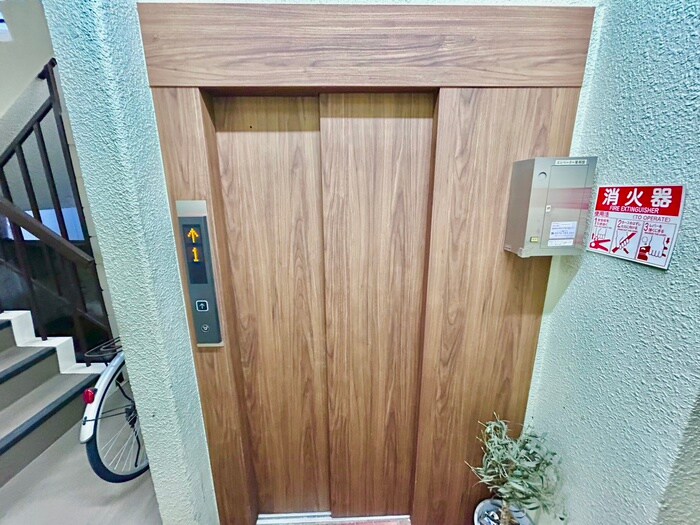 物件外観写真4　(エントランス部分)