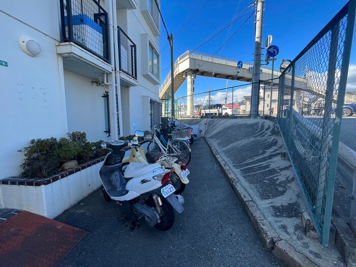 物件外観写真4　(駐輪場)
