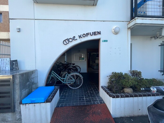 物件外観写真5　(エントランス部分)