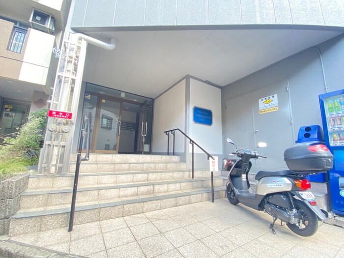 物件外観写真2　(エントランス部分)