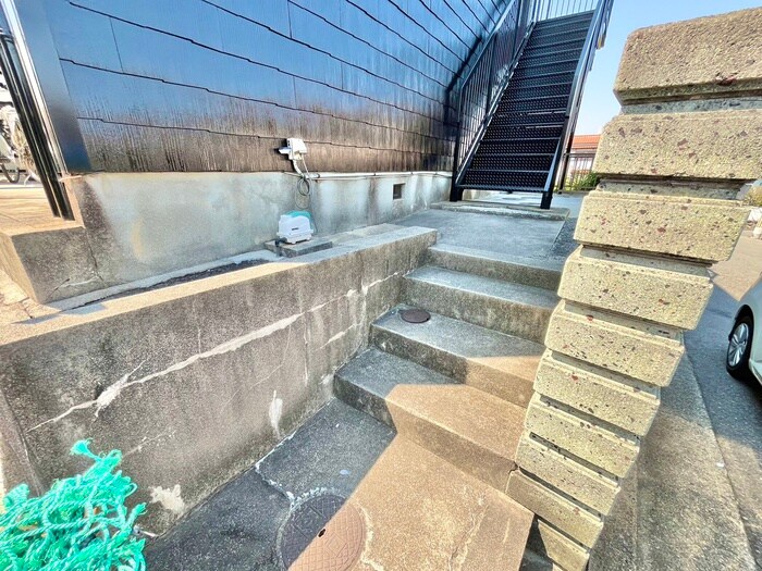 物件外観写真6　(エントランス部分)