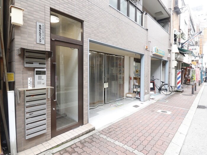 物件外観写真3　(エントランス部分)