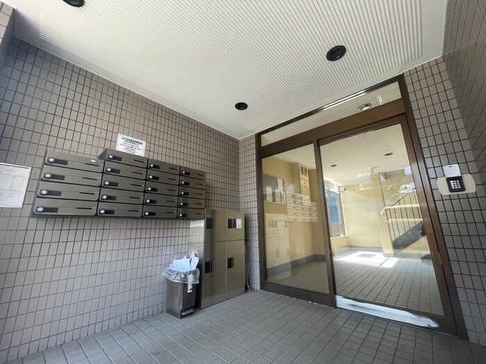 物件外観写真2　(エントランス部分)