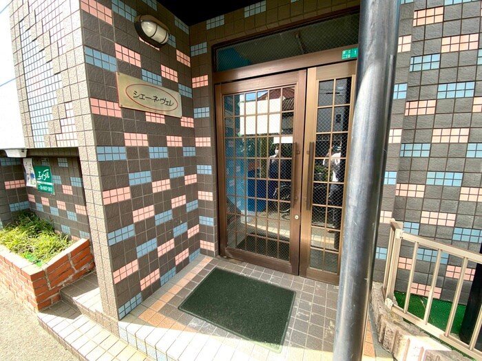 物件外観写真2　(エントランス部分)