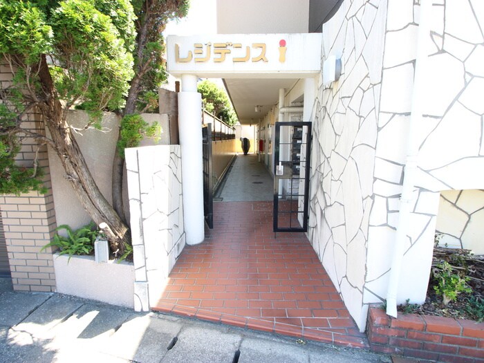 物件外観写真3　(エントランス部分)