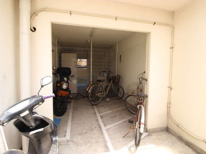 物件外観写真4　(駐輪場)