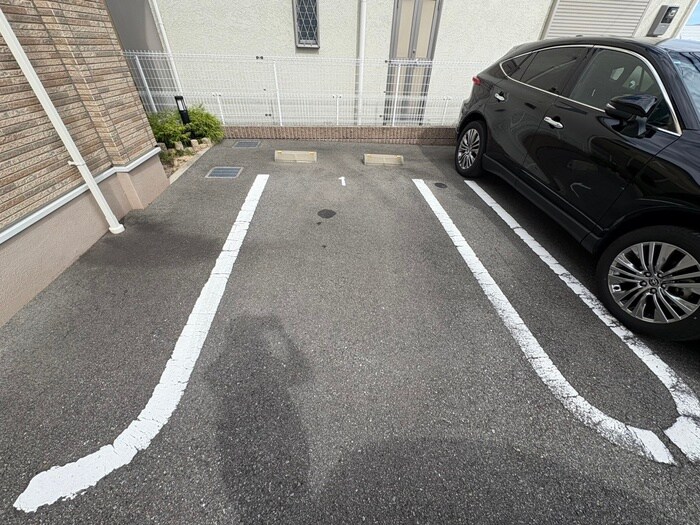 物件外観写真4　(駐車場)