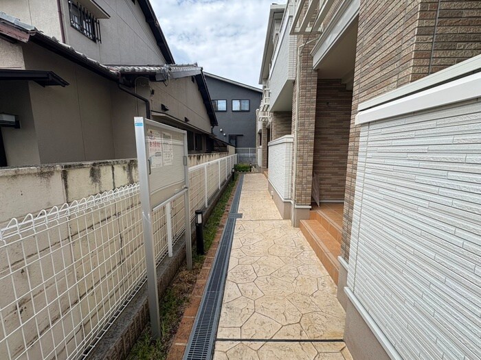 物件外観写真6　(エントランス部分)