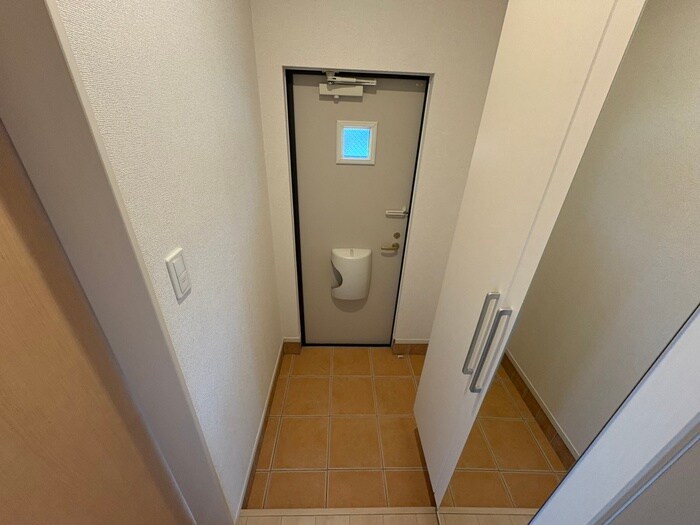 物件内観写真16　(玄関)