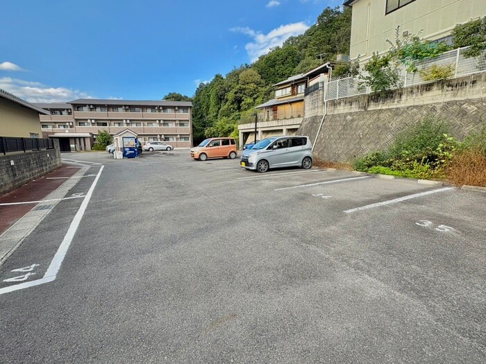 物件外観写真2　(駐車場)